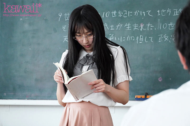 「●●クン、見て。先生のおっぱいだよ？」 2週間実習でやってきた地味な教育実習生は、生徒と2人きりになると何故かおっぱい丸出しになります。 糸井瑠花 1枚目