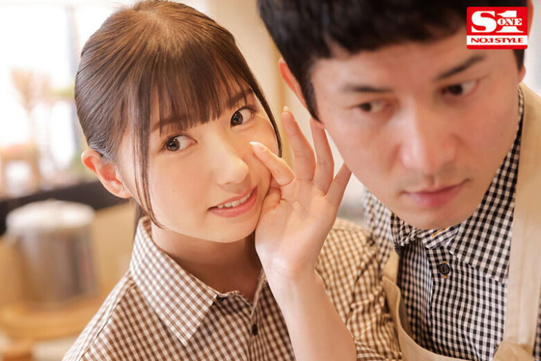 「ねぇ、ここでエッチしちゃおっか」バイト先のエロな後輩が密着ささやき淫語でいつも僕を寝取ろうとしてくる。 逢沢みゆ 1枚目