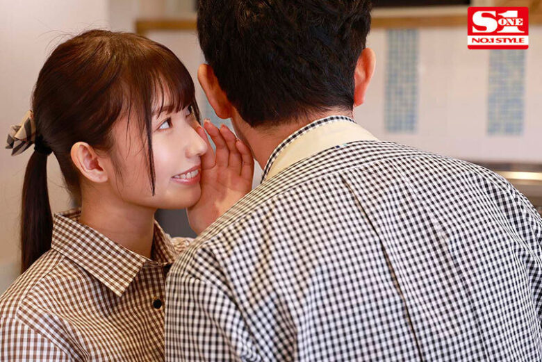 「ねぇ、ここでエッチしちゃおっか」バイト先のエロな後輩が密着ささやき淫語でいつも僕を寝取ろうとしてくる。 逢沢みゆ 4枚目